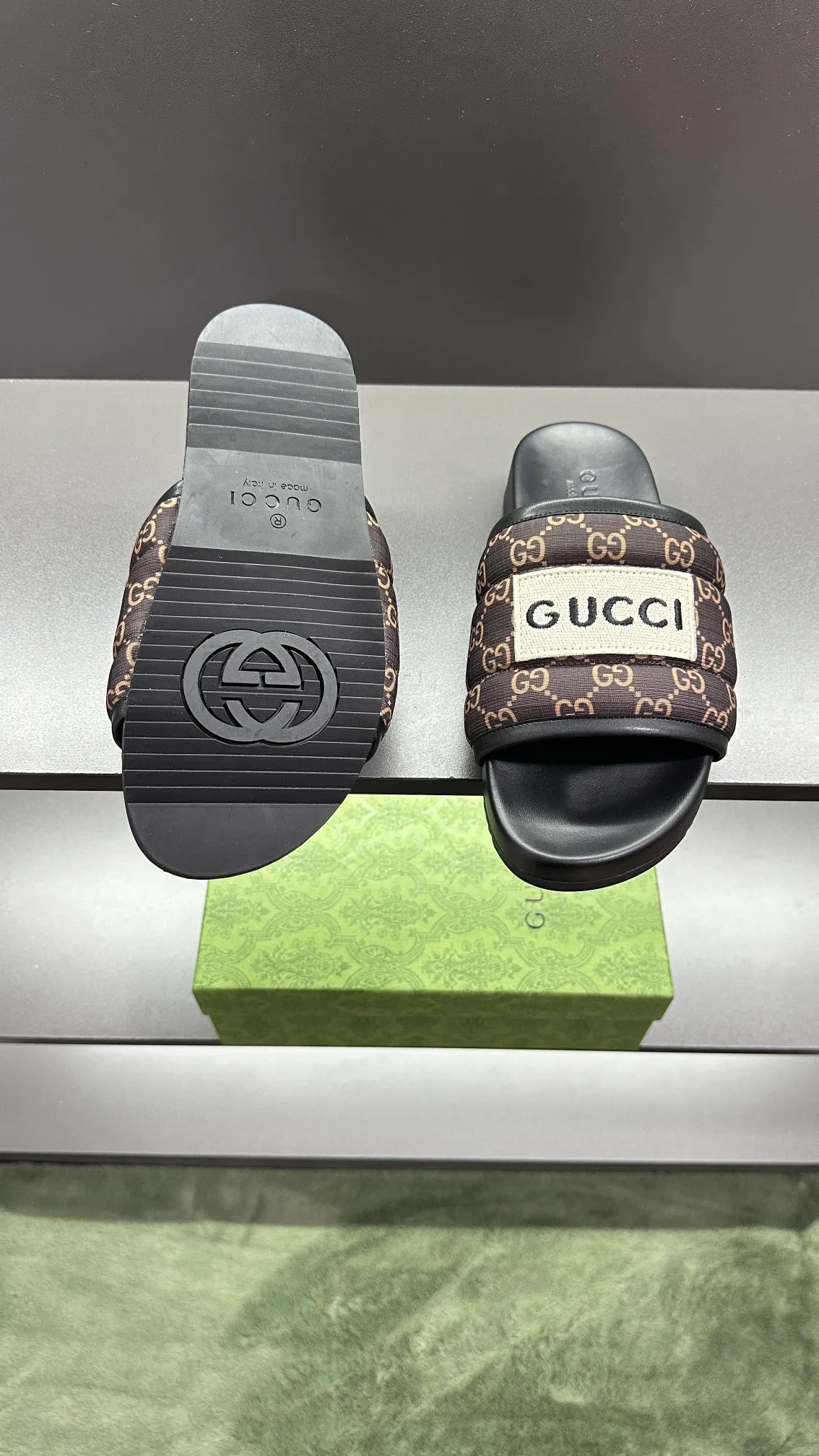[G Family Couple Style] P: 300💰Female size 36~40 Men's size 39~45, (46. Custom-made Unisex GG slippers This slipper is made of GG polyester fiber and is decorated with a Gucci label on the front, adding a striking logo feel to the style. Beige GG recycled polyester fiber Unisex leather trim "Gucci Made in Italy" embroidered label Rubber sole Flat Made in Italy